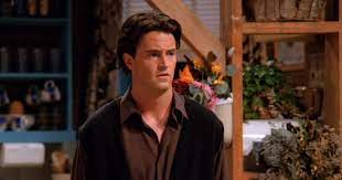 Chandler eating ice cream sticker. Pratele Chandler Bing Mel Puvodne Byt Pouze Vedlejsi Postavou A Homosexualem Sfdb Cz Magazin