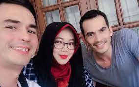 Perseteruan atalarik tsania tak kunjung usai begini tanggapan teddy syach cumicam 19 maret 2019. Keluarga Teddy Syah Kakak Atalarik Syah Enggan Campuri Perseteruan Sang Adik Dengan Tsania Marwa