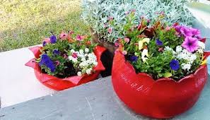 Schicke gartendeko mit weißen autoreifen als hängende pflanzenbehälter. 10 Kreative Ideen Um Alte Autoreifen Wiederzuverwenden Cooletipps De