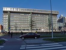 Rector @hesterbijl verwelkomt vandaag de vaste kamercommissie hoger onderwijs @devsnu en het hele cvb spreekt. Leiden University Wikipedia