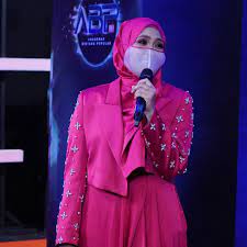 Berlabuh sudah angerah bintang popular berita harian(abgbh) ke 32 semalam menyaksikan mira filzah dinobatkan sebagai pemegang anugerah bintang paling popular abpbh 32. Senarai Pemenang Abpbh 2017