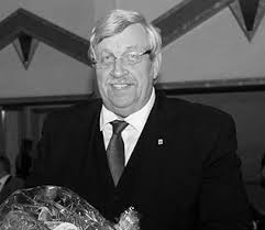 Auf dem höhepunkt der asylantenflut in europa 2015 erlangte er durch die aussage, man könne jederzeit das land verlassen. Wolfhagen Hat Jetzt Eine Walter Lubcke Schule