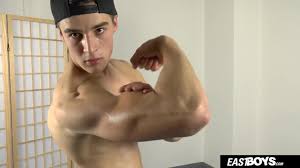 Chico asiático fuerte caliente juega con sus pezones con ganas