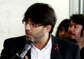 El alcalde daniel jadue sufrió un intento de agresión en medio de las manifestaciones, donde recibió insultos y le arrojaron distintos elementos. Alcalde Jadue En Picada Contra Ensena Chile En Recoleta El Mostrador