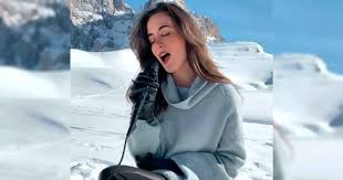 Benedetta caretta is an italian singer, youtuber, and songwriter. Benedetta Caretta Sings Phenomenal Cover Of Leonard Cohen S Hallelujah