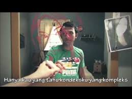 Lagu ini yang terakhir aku sajikan kalau rindu nanti bolehlah kau nyanyikan jaga diri, jangan makan hati yang patah kan tumbuh, yang hilang kan berganti bilik dah ku kemas, katil dah ku rapi cincin, kunci, dompet dalam laci ada. Sekolah Lirik Ku Lirik Lagu Teman Pengganti Black Ft Malique