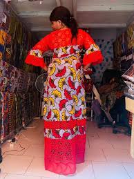 Le mélange dentelle et pagne ethnique pour un style fashion. Pin By Mariama Sere Diane On Jupe Pagne Latest African Fashion Dresses African Print Dress Designs African Fashion Traditional