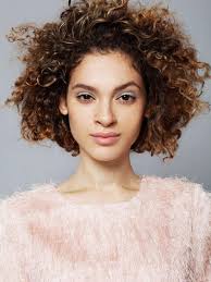 Ursula corbero is no stranger to short hair, known to wear an edgy bob haircut with short bangs as she played the role of tokio in netflix's show money heist. Bobs For Curly Hair 2021 Novocom Top