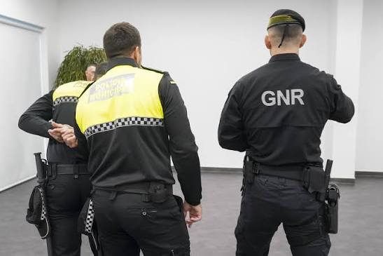 Braga ve Guimarães’te telefon mağazalarına silahlı soygun: 100 bin eurodan fazla ürün, iki şüpheli tutuklandı