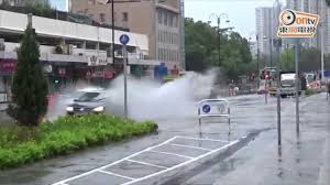 （一） 發出暴雨警告信號的規定雨量值，只屬指導性質。 遇有持續下雨的情況，即使未達到每小時規定雨量，天文台亦可能發出有關信號。 （二） 天文台務求在大雨出現前一、兩小時發出「黃」色信號。 但如大雨迅速發展. ç´…é›¨è­¦å'Šä¸‹å¸‚æ°'ç‹¼ç‹½å·´å£«æ­»ç« Youtube