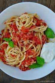 Pasta With No Cook Tomato Sauce Fresh Tomato Recipes Tomato Recipes Tomato Sauce Recipe