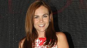 She was born with heterochromia iridum. Laura Carmine Sera Invitada A Jueves De Ron