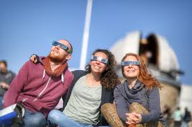 Um das große manko gleich vorwegzunehmen: Sonnenfinsternis Gluckliche Sonnengucker In Stuttgart Stuttgart Stuttgarter Nachrichten