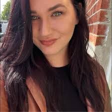 Danielle Peel's Instagram, Twitter & Facebook