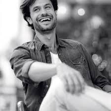 Έγινε όμως ηθοποιός και σε κάθε νέα του δουλειά ξεδιπλώνει πτυχές του ταλέντου του. Mairh K On Twitter Apo Ta Pio Yperxa Xamogela Orfeasav Orfeas Aygoystidhs Http T Co Pxra5j64qn