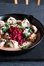 Vegane Und Glutenfreie Kottbullar Mit Klassischen Beilagen Schwedische Gemuseballchen Gronsaksbullar Rezept Gemuseballchen Rezepte Vegitarische Frikadellen