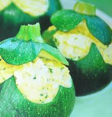La ricetta del risotto tiepido nelle zucchine (tonde) con menta e pinoli è un gustoso piatto light, facile da preparare, per sorprendere i tuoi commensali con un. Zucchine Tonde Riempite Di Ricotta Mangiare Bene