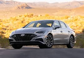 Although the lighting unit maintains the same shape, on the front it is more stylish, while on the back, the light line moving from one side to the other through the trunk door is thinner. 2021 Hyundai Sonata Vs 2021 Kia K5 Comparison