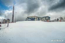 W dali widok na panoramę beskidu żywieckiego i śląskiego , jezioro żywieckie z zaporą w tresnej. Miedzybrodzie Zywieckie Gora Zar Beskid Maly Polska Informacje Opis Mapa Tras Narciarskich Ceny Skipassow Apres Ski Kontakt