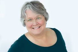 Lynette Lamb's Instagram, Twitter & Facebook