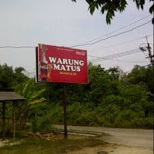 Dia seorang janda ditinggal mati suaminya dan lalu setelah menutup warung itu, saya ikut dengannya pergi ke rumahnya yang tidak jauh dari warung itu. Warung Mathus Socah Bangkalan Madura Madura Jatim