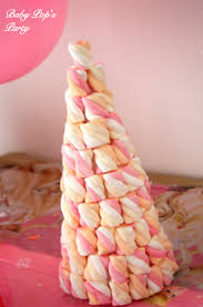 Pyramide De Chamallows Pour Un Anniversaire Princesse Idee Anniversaire Anniversaire Princesse Gateaux Fous