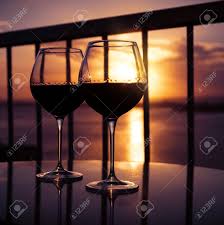 Trova i migliori prezzi e le offerte in corso. Immagini Stock Due Bicchieri Di Vino Rosso Di Fronte Al Tramonto Vista Del Balcone Con La Priorita Bassa Del Mare Caraibico Image 70823863
