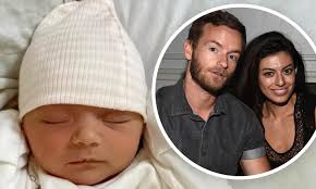 Malcolm in the middle actor chris masterson is engaged to actress yolanda pecoraro—and the proposal was surprisingly not a holiday weekend development. Malcolm In The Middle Star Chris Masterson Welcomes Firstborn Daughter Chiara With Wife Yolanda Daily Mail Online