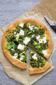 Pizza Brocolis Et Saucisses Un Dejeuner De Soleil Recettes De Cuisine Recette Cuisine Italienne Recette Italie
