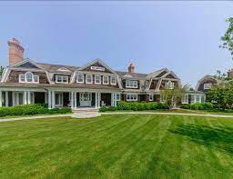 Originally built ca 1912 as a classic beach cottage, it has been beautifully free 1 year membership to hampton yacht club with full price offer by 2/28! Classic Hamptons Beach House Home Bunch Interior Design Ideas