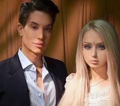 90 plastinių operacijų pasidariusiam Kenui gyva Barbė pasirodė per daug  dirbtinė