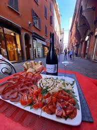 Se invece fai questa colazione, ma a pranzo mangi. Una Colazione Spettacolare Con Cappuccino E Brioche Picture Of Gran Bar Bologna Tripadvisor