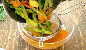 Ricetta del brodo vegetale fatto in casa e di stagione. Brodo Vegetale Fatto In Casa Con Gli Scarti Delle Verdure Ohga
