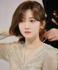 The first photo is Nam Kyu Hee, YG Stage's rookie actress; a 99 liner. The  second photo is Lee Sung Kyung's latest update from YG Stage. Is she LSK's  younger sister? 😅