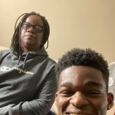 Interview about the internet and online media with a clinical analyst