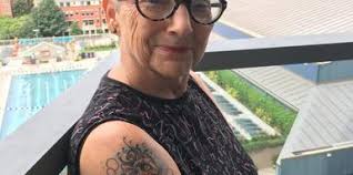 Pour fêter mes 80 ans, jʼai préféré mʼoffrir un tatouage plutôt quʼun  lifting