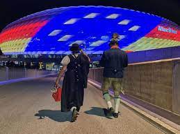 Jun 22, 2021 · uefa have rejected a request to illuminate the allianz arena in munich with rainbow colors for germany's 2020 uefa european championship clash with hungary on wednesday. Em 2021 Munchen Hammer Allianz Arena Offnet Bald Wieder Fur Mehr Als 10 000 Zuschauer Fussball