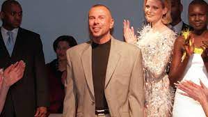 Entdecken auch sie die legendären düfte mugler alien, angel oder aura und deren . Gntm 2021 Manfred Thierry Mugler Sieht Wegen Schwerem Unfall Heute So Anders Aus