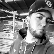 Ponte los lentes 😎 y usa bloqueador 🧴 porque estas gorras brillan + en el  sol.☀️ Flores bordadas y símbolos de ✌️ & ☮️ que cambian de color con la  luz UV,