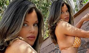 Baywatch bombshell Donna DErrico, 55, continues her OnlyFans anniversary  celebrations by showing off sculpted figure in bikini | Daily Mail Online