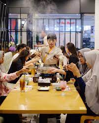 Nama tersebut sebenarnya diambil dari warung makan nasi kuning paling terkenal di kota makassar. 7 Rekomendasi Restoran Jepang Di Makassar Bagooli Com