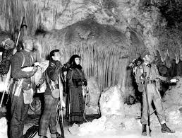 Jules verne's professor lindenbrook (james mason) leads an expedition (pat boone, arlene dahl) through monsters, mushrooms and a magnetic st. Journey To The Center Of The Earth 1959