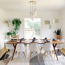 Hier Ist Der Grund Warum Sie Vor Den Feiertagen Einen Komplett Weissen Speisesaal Einr In 2020 Mid Century Modern Dining Room Mid Century Dining Room White Dining Room