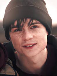 Ashby and Jackie Kissing behind The Scenes