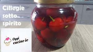 Le ciliegie sotto spirito sono buone da sole, si possono aggiungere al ripieno dei cioccolatini fatti in casa, ottime per decorare torte e dessert. Ciliegie Sotto Spirito Come Avere Le Ciliegie Tutto L Anno Ricetta Facile Youtube