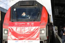 Lagu ini juga dirilis dalam bentuk video klip g sampai stasiun kereta, d g pukul setengah dua c g duduk aku menunggu d g tanya loket dan penjaga c d g kereta tiba pukul berapa. Terpanjang Baru Di S Way