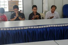 Ia berhenti berdekatan pada 13.30. X0i8s Mfxhjf5m