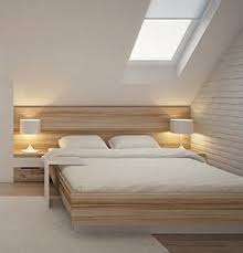 Ici, une tête de lit fonctionnelle qui s'adapte à la pente de la maison. Comment Amenager Les Combles Sans Perdre De Place