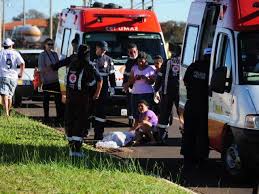 Familiares de um rapaz de 15 anos, ferido com gravidade num acidente, mostram a sua dor perante o cenário dramático que resultou da colisão entre um veículo pesado e a bicicleta em que seguia o adolescente. Jovem Morre Atropelado Por Carro De Passeio Na Marques De Pombal Capital Campo Grande News