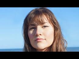 Blutspenden können Leben retten: Nina Bott lernt die kleine Eva kennen